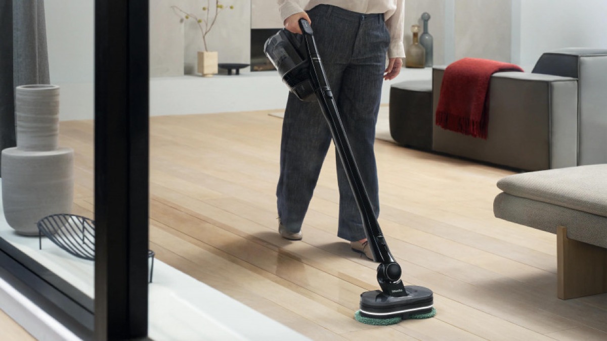 Miele Triflex HX3 Aqua: la scopa senza filo che aspira e lava - 