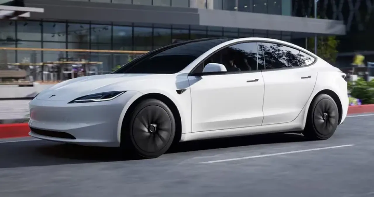 Tesla Model 3 2027: schermo da 16", più sprint e autonomia - 